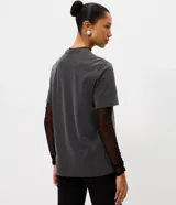 Remera de algodón gris oscuro con estampa frontal inspirada en el automovilismo y cuello redondo.