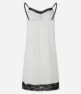 Camisón corto de color blanco, con escote en V adornado con encaje negro y tirantes finos ajustables. El ruedo también está decorado con un borde de encaje negro.
