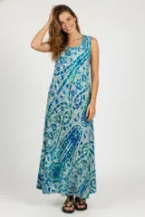 Vestido largo sin mangas, de corte ancho y escote redondo, con estampado paisley en tonos azules y turquesas sobre fondo claro.