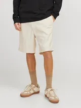 Short chino de corte relajado con tiro semi caído, confeccionado en tejido canvas de algodón y lino. Presenta cierre de cremallera, cordón ajustable en la cintura y bolsillos delanteros y traseros.