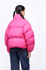 Campera puffer corta, oversize y abullonada color fucsia.