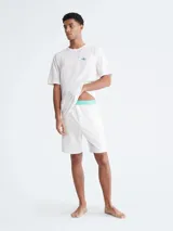 Short de dormir blanco con cintura elástica multicolor con la inscripción "This is Love" de Calvin Klein.