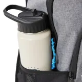 Mochila Rip Curl modelo Ozone de 30 litros, color gris jaspeado con detalles en negro. Presenta un compartimento principal amplio, un bolsillo frontal con cierre y un logo de Rip Curl con diseño de sol y olas.