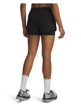 Short deportivo Under Armour Vanish 2 en 1, compuesto por un short exterior ligero y un short interior de punto ajustado para mayor sujeción. Presenta cintura elástica con logo visible, aberturas laterales en el bajo y bolsillos laterales.