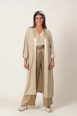Túnica larga color beige de crepé con vivo de satén al tono.