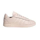 Championes adidas Grand Court Alpha de diseño clásico y minimalista en color rosado. Presentan las icónicas tres tiras laterales en relieve, suela de goma al tono y logo de la marca en la lengüeta y el talón.