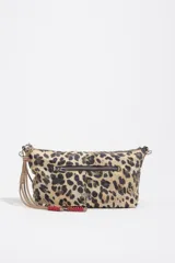 Bolso de hombro mini Bimba Y Lola con estampado animal print tipo leopardo, cierre superior con cremallera y bolsillo exterior con cierre. Presenta detalles de cordones con cuentas rojas y tiras colgantes en el lateral.