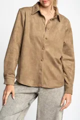 Camisa color marrón de gamuza sintética, de corte recto, con cuello clásico, cierre frontal con botones y mangas largas.
