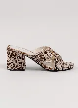 Sandalia de taco ancho color dorado, confeccionada en cuero vacuno, con diseño de tiras cruzadas y hebilla metálica decorativa.