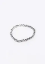 Pulsera plateada de acero quirúrgico con eslabones rectangulares.