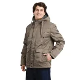 Campera de abrigo Oneill modelo East, color marrón, con capucha ajustable, cierre frontal con solapa y botones a presión, y bolsillos frontales con solapa.