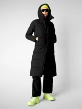 Parka larga acolchada color negro con capucha, cierre frontal con cremallera y bolsillos laterales.