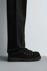 Bota de caña baja con acabado en serraje, horma redonda y suela track con volumen.