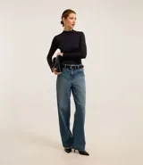 Blusa de manga larga color bordó, confeccionada en microfibra ligera de poliamida con elastano, con cuello alto y corte a hilo.