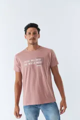 Remera de hombre color ocre con estampado frontal con la frase 'Relax and enjoy the winter mood' y logo de la marca Mistral.