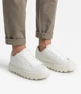 Championes Viko de hombre con diseño minimalista, color blanco, suela bold robusta con muescas y cordones al tono.