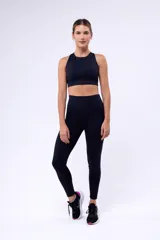 Calza negra de running de tiro alto, confeccionada en poliamida y elastano, con cierre en los tobillos.