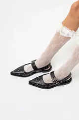 Chatas de cuero con punta fina, tira en el empeine con hebilla doble y tachas plateadas. Incluye una tira trasera con tachas. Disponibles en negro y marrón.