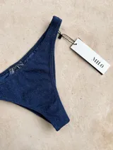 Bombacha de bikini vedetina con estampado geométrico en tonos naranja, celeste y rosa.