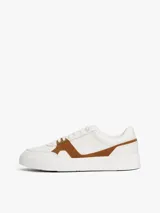 Zapatillas de corte bajo Tommy Hilfiger con diseño inspirado en el tenis, confeccionadas en piel napa blanca con paneles laterales de gamuza en color marrón. Presentan cierre con cordones, suela de goma y detalles de logo en bajo relieve.