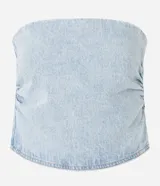 Top de jean celeste, sin breteles, con escote recto y cierre trasero.