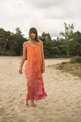 Vestido largo color naranja con estampado abstracto en tonos rosados, breteles finos, escote en V y espalda descubierta.