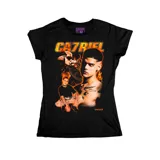 Remera negra de corte entallado con estampa frontal gráfica del artista Ca7riel en tonos naranjas y amarillos. Presenta cuello redondo y mangas cortas.