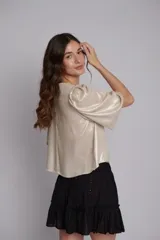 Blusa de lino con acabado metalizado brillante, de corte corto y mangas abullonadas con diseño fluido.