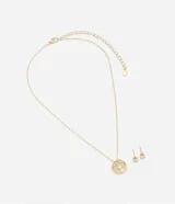Conjunto de collar y caravanas doradas. El collar es de cadena fina con colgante circular con diseño de árbol de la vida calado. Las caravanas son aros pequeños con un punto de luz.