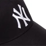 Gorra de béisbol color beige con logo de los New York Yankees bordado en verde en el frente y logo de la marca 47 bordado en el lateral.