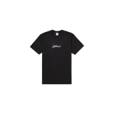 Remera negra Supreme con el icónico diseño de box logo en el pecho con texto en árabe en color blanco.