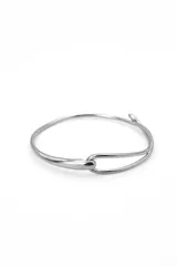 Pulsera rígida plateada de acero quirúrgico con cierre de gancho.