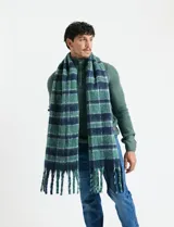 Sweater de punto inglés color verde, con cuello alto y cierre frontal parcial metálico. Diseño de manga larga con puños y ruedo acanalados.