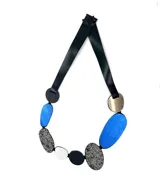 Collar de cuero negro con piedras de colores azul, plateado, blanco y negro.