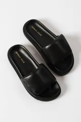 Sandalia tipo slide color fucsia, con suela track de plataforma y tira ancha acolchada en el empeine.