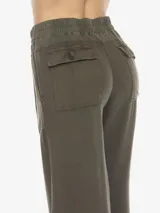 Pantalón de tiro medio color verde militar, con cintura elástica y cordón regulable. Presenta una silueta suelta y liviana, con largo hasta el piso que define una caída fluida. Incorpora bolsillos delanteros funcionales.