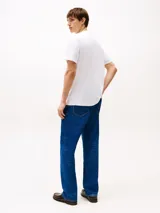 Remera de cuello redondo Tommy Hilfiger, confeccionada en puro algodón, con corte regular y logo de la marca estampado en el pecho.