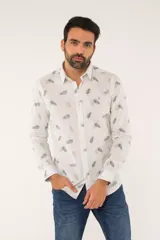Camisa de manga larga con corte slim fit, color blanco con estampado de hojas pequeñas en tonos grises y azules. Presenta cuello clásico, cierre frontal con botones y logo bordado en el pecho.