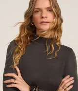 Blusa de manga larga de tejido melange en tono verde oliva, con cuello alto y calce ajustado.