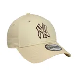 Gorra beige de New Era con el logo de los New York Yankees bordado en el frente y el logo de New Era en el lateral.
