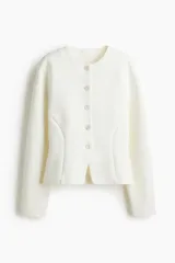 Blazer de botonadura sencilla en tejido efecto neopreno color blanco. Modelo de hombros caídos con escote redondo, botones hasta la cintura y corte acampanado de cintura a bajo.