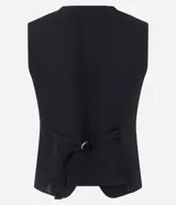 Chaleco negro de sastre, corte slim, sin mangas, con escote en V profundo y cierre frontal de cuatro botones. Presenta un bolsillo o falso bolsillo a la altura del pecho y está forrado.