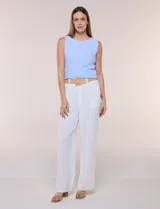 Pantalón wide leg blanco con finas rayas verticales oscuras, tiro alto, bolsillos laterales y pinzas frontales. Incluye un cinturón trenzado de rafia con hebilla rectangular.