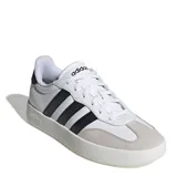 Championes urbanos Adidas modelo Barreda, de silueta baja y estilo clásico inspirado en el tenis. Presentan una capellada de cuero sintético blanco con refuerzos de gamuza en la puntera, las icónicas tres tiras laterales en color negro y suela cupsole de goma.