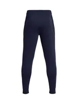 Pantalón de jogging Under Armour modelo Rival Terry, color azul marino. Presenta un diseño de corte ajustado en las piernas con puños acanalados, cintura elástica con cordón ajustable y bolsillos laterales. Incluye el logo de la marca estampado en la pierna derecha.