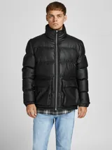 Campera puffer negra de cuero sintético con cierre frontal y cuello alto.