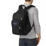Mochila Jansport modelo Big Student color negro, con múltiples compartimentos con cierre, bolsillo frontal organizador y bolsillo lateral de malla. Cuenta con correas ajustables y asa superior.