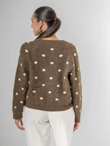 Cardigan tejido color marrón, con botones frontales y estampado de lunares blancos.