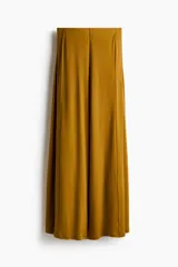 Pantalón holgado confeccionado en punto suave, de color mostaza, con cintura elástica oculta y piernas amplias de corte recto.