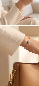Pulsera de cadena fina con baño de oro, adornada con piedras naturales de colores en tonos pastel.